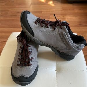 Merrell womens hiking shoes size 8.5 color gray and black
